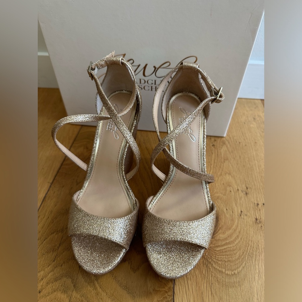 Jewel by Badgley Mischka Women's Averie Gold Sandals